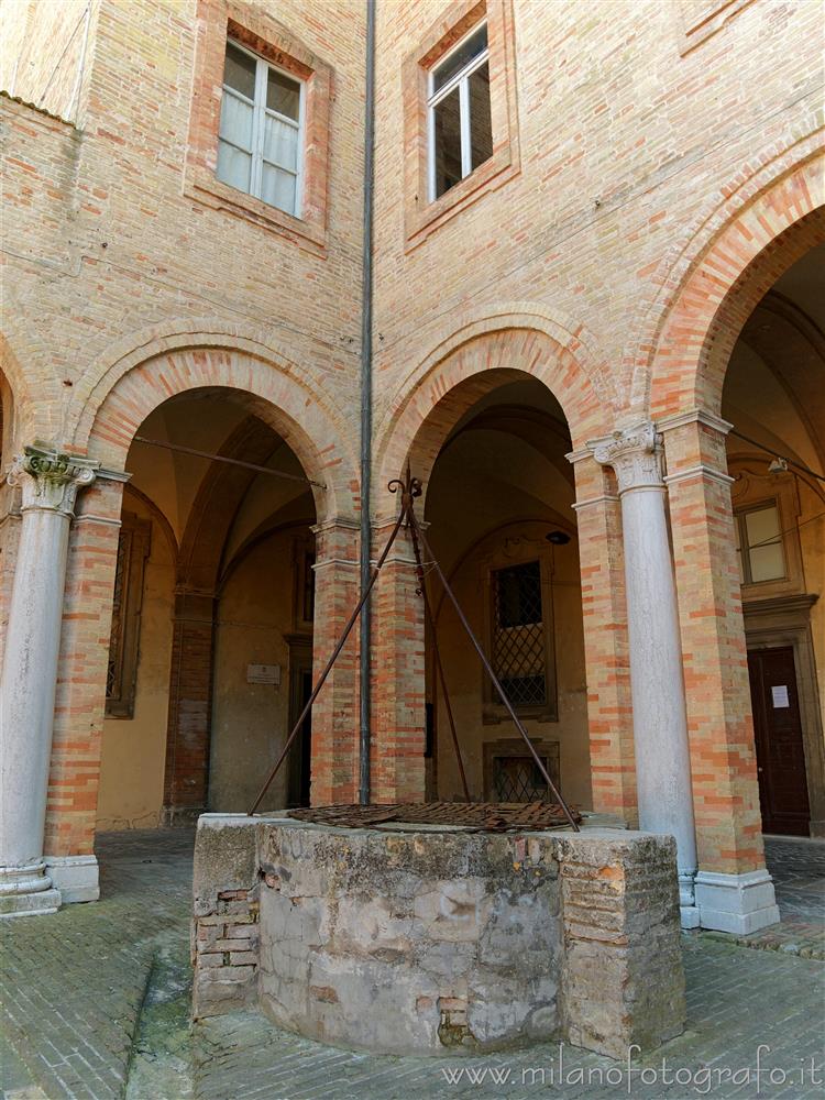 Recanati (Macerata, Italy) - Well in the court of Palazzo Raineri